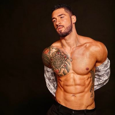 Real Life Magic Mike✨ 100K+ Followers on Instagram🔥 6’6 Male Entertainer👤 I I also DJ 👾 Link in bio😈⬇️