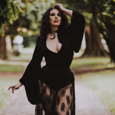 Plus size, body positivity model and horror addict, streaming horror on twitch and making friends 🕷