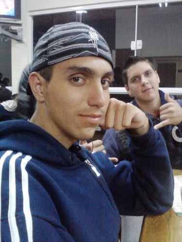 eu so um cara que gosta de curti a vida sai bastante e namorar muito ainda