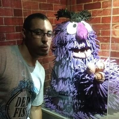 Músico assobiador de músicas eletrônicas e nas horas vagas Tio de Escola.