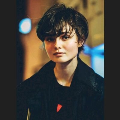 AlaaHuss999's profile picture. هُنا إنسان لا يرغب بأكثر من 
أيامٍ هادئة؛
وقلبٍ مُطمئِن؛
وألا يمسّه فزع أو شك.
كائن لا تُحتَمل -خيبته-