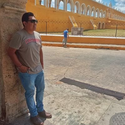 Sigueme y descubre que soy de poca madre. No te ofendas si me lees, nuestra vida se resume en tuits. Bien enamorado de mi suavecita.