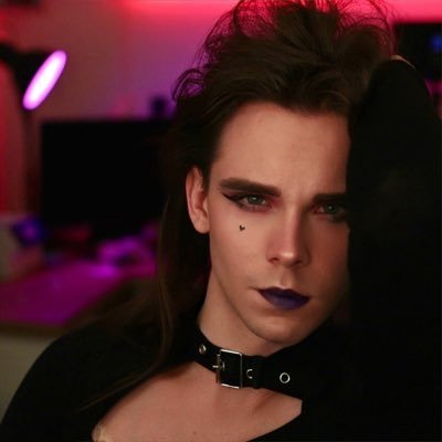 Meine Streams sind im Prinzip auf High-Heels mit Tanzmatte Elden Ring spielen. Ich möchte einfach den realen Schmerz des Lebens auch beim Streamen spüren.