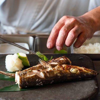 炭火焼カウンター charcoal grill counter ka-non カウンター席での料理人との会話も楽しみのひとつ。 カウンターにある食材でメニュー以外の料理も出来るかも？！ お一人様でもお気軽にご来店ください。 コース料理（8,500円～）承ります。 #和食 #博多ディナー