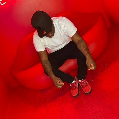 FamousQuelll's profile picture. 