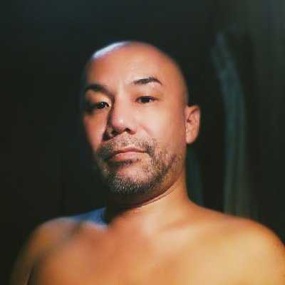 LGBTQ+のG、シスジェンダーのゲイです。he/him。古今東西のクィア・ミュージックの情報アーカイブ・サイト『Queer Music Experience.』を運営(現在は休止中)。2000年代前半にはゲイ雑誌やBL雑誌で小説を執筆していた経歴有。ちなみに、色黒で強面のスキンヘッドですが、バニラです。