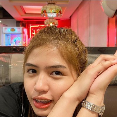 bethy_miller's profile picture. Be humble, sit down.