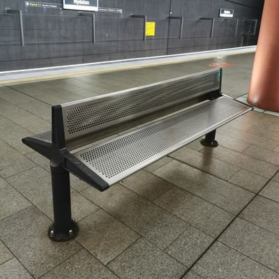 Sporveien lover at de skal fjerne de fiendtlige benkene på Nydalen og Storo t-banestasjon, men når skjer det? Tag eller send inn bilder til de forsvinner