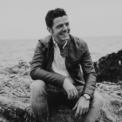 JavierRadua's profile picture. Graduado en Comunicación, fotógrafo y Aux. Administrativo. Ex DJ y triatleta. Amé la política y huí. Sin tiempo que perder. 
Mi mujer y mis hijas, mi vida.