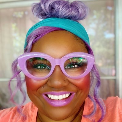 Glasses Obsessed, Vintage Loving, Cupcake Baking, Sewing Novice, crafty mama with a dash of sass!