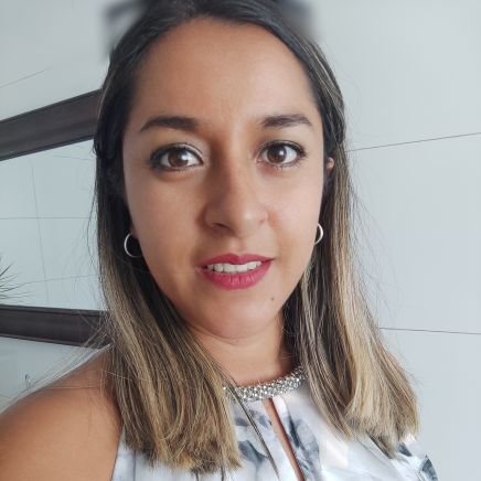 Profesional de Turismo y Hoteleria :D q piensa y cree que el amor y una sonrisa son las  armas mas poderosas en el mundo! :3