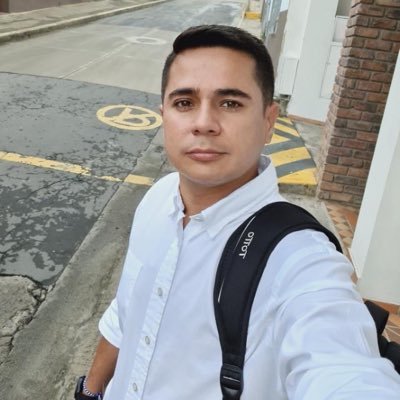 Colombiano, economista, abogado, ateo de facto, progresista, hincha del Atlético Bucaramanga y amante de la lectura.