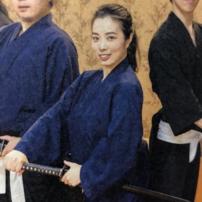サムライ剣舞シアター代表。正賀流師範。漢詩や和歌の世界を刀・扇の舞で表現する日本の古典芸能です。 2020年3月にバイリンガル剣舞入門書「剣舞入門」(青幻舎)を刊行しました。剣舞詩舞教室、観光体験やってます。