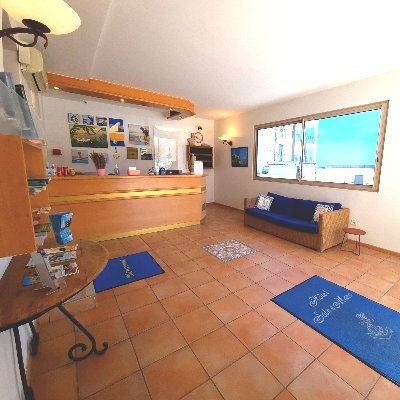 L'Hôtel Sole Mare vous propose des chambres avec douche, WC, TV, climatisation, WIFI gratuit dans tout l'établissement. #calvi #hôtel #mer #citadelle #montagne