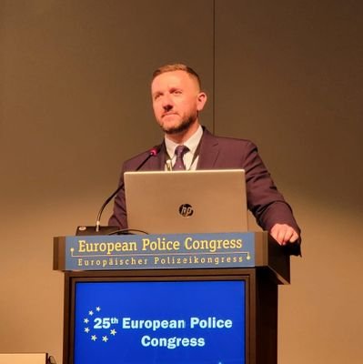 🇪🇺 🇪🇦 Intelligence,#philosophy, culture, #tech, #AI. R&D at @policialocalvlc (@EuHybnet), @KOBAN_Project #Stopbullying. FWK. Always learning.
