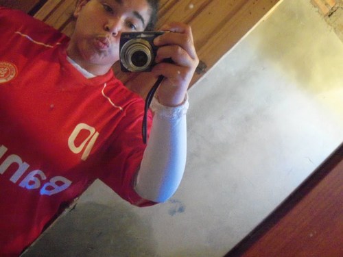 Tourina, 13 anos, fã do restart, alegre, extrovertida, amiga, ii o resto voc descobre ! :)