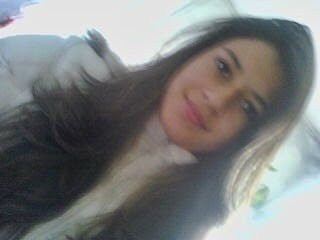 A meninα dos olhos cαstαnhos;doos cαbelos compridos; dα voz irritαnte; do sorriso sincero; dα risαdα eskisitα; e qe desejα αpenαss ser FELIZ *