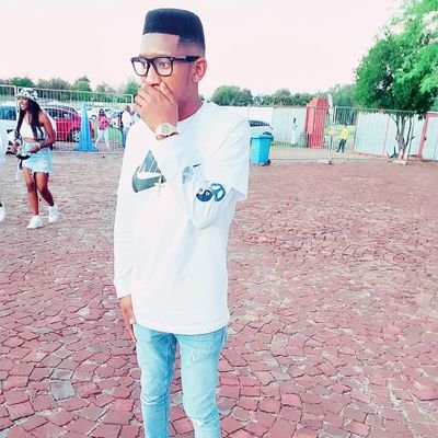 music and soccer lover😊❤
A dreamer📚💰🙏