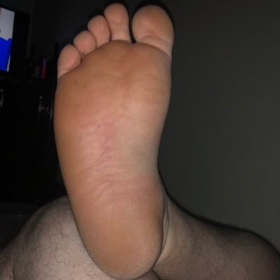 26 yo Bi guy who loves sharing his plump size 9.5s with the bros. Tickling is fun too