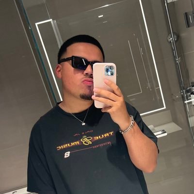 ImWavyAsFuck's profile picture. stick to myself