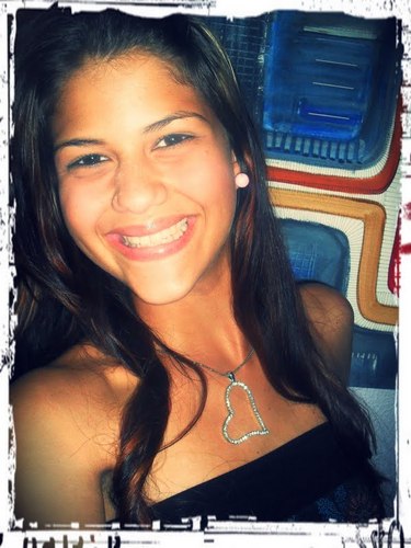 Olá..Alagoana, Leonina ,17anos, Blogueira  e  Estudante - ultimo ano do ensino médio ;-)
Adoro tudo que envolve moda e beleza  ..