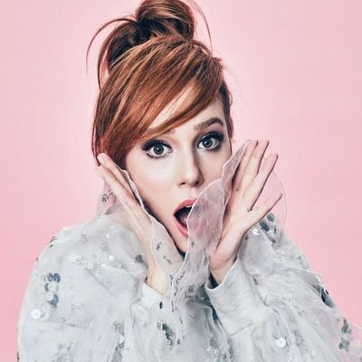 Navegando por un mundo donde sobra hipocresía
Viviendo entre series turcas, eurovisión, música y moda