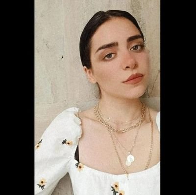 SarahTchil's profile picture. 