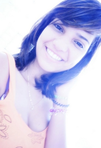 Geminiana, 16 anos Flamenguista, morena clara olhos castanhos escuros, Divertida, chata , compreensiva, engraçada, simpatica.
adoro sorrisos.