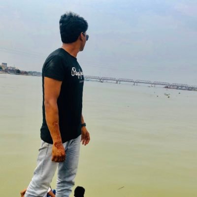 নিস্তব্ধ জীবনের পথে সঙ্গী আমার নিঃসংঙ্গতা হাটছি আমি পথচারী,গন্তব্যের উদ্দেশ্যে,হেঁটেই চলছি....#গুন্ডাছেলে#Blood_G_AB+