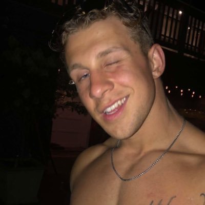 urhubby_'s profile picture. Kopf voll, Herz leer || Ja ich benutze gelegentlich (ziemlich oft) Google Translate lmao 🌛