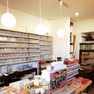 北海道苫小牧市の額縁と額装、画材の店です。夫婦で営む小さな店で「点から絵画教室」もやってます。Twitterは妻が担当。画材額縁の紹介、展覧会情報、日々のことや家族ネタなども呟きます。よろしくお願いします☺️
苫小牧市木場町2-2-19
TEL0144(77)4218
営業時間10:00~18:00
定休日=日