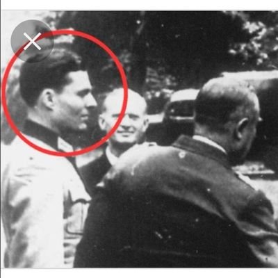 Herkesin konuştuğu yerde konuşmaz, söz düşerse konuşur, susmayı yeğler,
Denmeyen varsa da der... Profil Foto:Stauffenberg