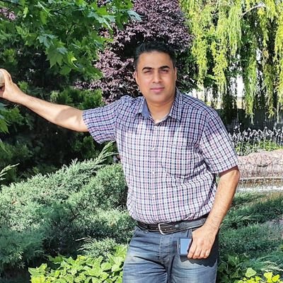 من سوريا دير الزور - خريج معهد فنون تطبيقية دمشق - قسم الخط العربي . ناشط حقوقي