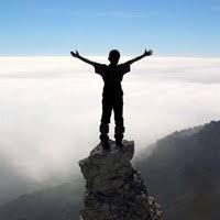 脱离体制，摆脱桎梏，寄情于山水之中，游走于猫狗之间，做一个自在散人，跳出禁制，放眼看世界。