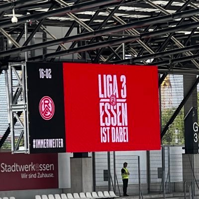 Stadionsprecher-Team @rot_weiss_essen Verwaltungsfachangestellter bei der Landeshauptstadt Düsseldorf @Duesseldorf