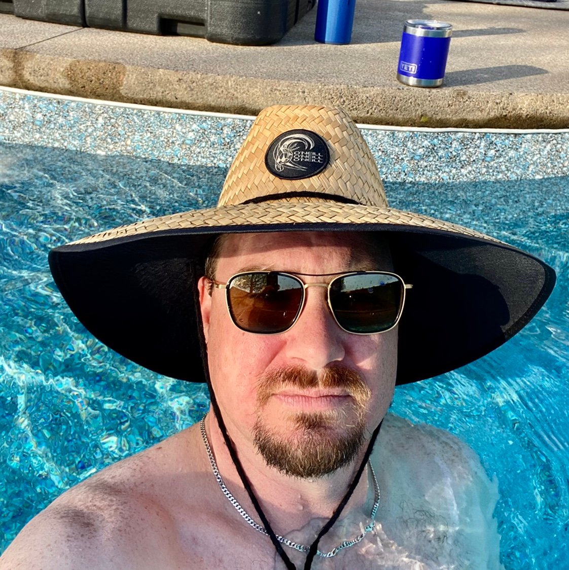 Giraf79's profile picture. Regular Joe! J'suis un vrai trucker! J'mange des sandwichs au baloney ek les mains qui sentent le fuel! Certified Cat Lover!