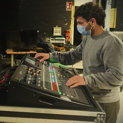 Estudiante de grado superior, Técnico superior en Sonido para Audiovisuales y Espectáculos.
Una persona apasionada de la música y todas sus formas de expresión.