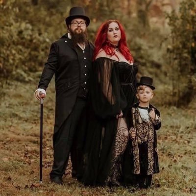 Fantasy Writer. Adventure Seeker. Husband of @lestrangebooks. Father. Horror enthusiast🧙‍♂️ #amwriting @squad_write The nicest asshole you’ll ever meet.