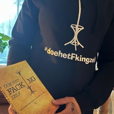 DoehetFkingzelf's profile picture. Schrijf een boek zeiden ze, dat is leuk zeiden ze, nou here it comes ook al heb je dr geen reet aan. #doehetFkingzelf