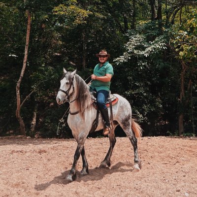 ¿Que les hace creer saber como soy? Incluso yo que vivo años conmigo, no me conozco. Nacido en la Gran República de El Salvador.