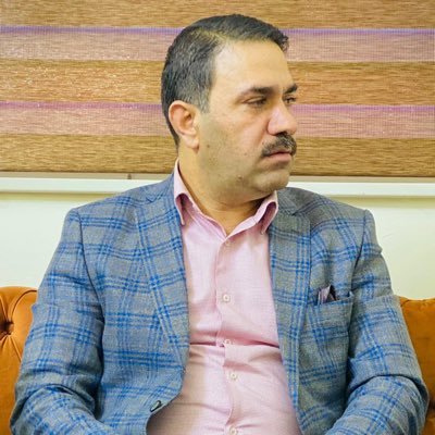 مغرد ونشاط سياسي ومستشار اقتصادي