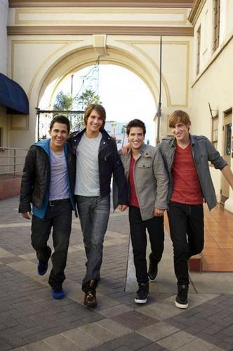 CertifiedRusher's profile picture. We are #CertifiedRushers! Tweeting reasons why we ALL love being a #Rusher and @BigTimeRush! They're the BEST band in the history of the world. Enough said.