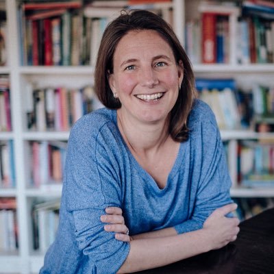 Escritora, divulgadora, emprendora y madre de muchas niñas empeñada en hacer la educación financiera más accesible, más relevante y —por qué no— más divertida.