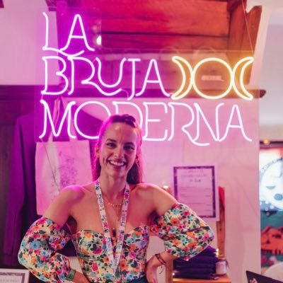 Astrología a calzón quitado. Teatro Musical y otras cositas. Bruja. Catadora profesional de helado artesanal.  Todo lo puedo en Taylor Swift que me fortalece