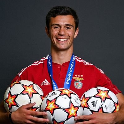 Adepto benfiquista que quer só quer dizer umas merdas no Twitter sobre o Benfica e o futebol no geral.
Adepto de Viana do Castelo, Arcos de Valdevez