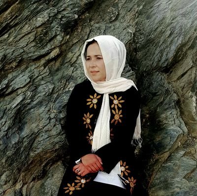 دختر افغان زمین هستم از جنس آب که هرگز پستی و بلند ها نابودم نمیتواند بلکه با حرکتم همه جا را سر سبز خواهم ساخت.