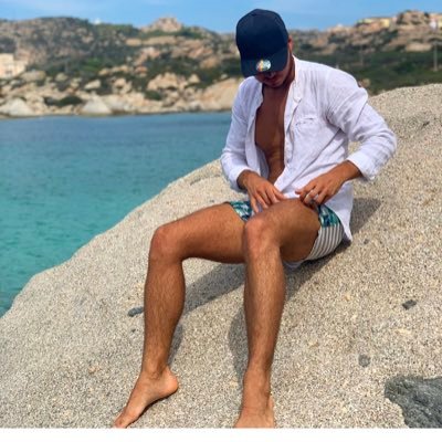 Limoneeh's profile picture. Nato nel paese delle mezze verità.