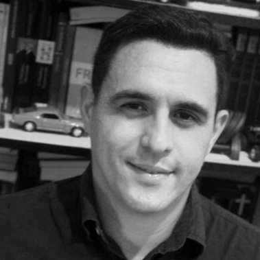 Cristão; mestre em Filosofia (Ética) pela Faculdade Jesuíta de Filosofia e Teologia de B. Horizonte; graduado em História e em Teologia; pós gr. em Sociologia.