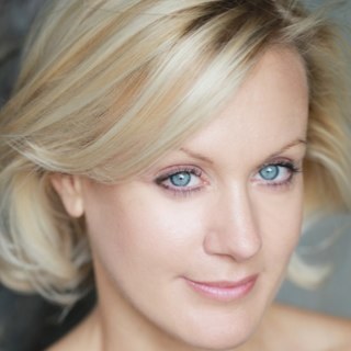 AmandaSimBiz's profile picture. London based actress represented by @MRManagementLDN. I have two beautiful children and one hot husband.