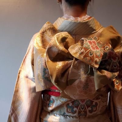 お着物でエンジョイライフを過ごすための役立つ知識や日常を発信していきます👘
ブログhttps://t.co/7j90EkJUSM💻️
YouTubeデビュー2022🎥
着付け師🌸着付けコーデ👘着物豆識📚️便利グッズ👍️リベ大生📗
着物でお出掛け⛩️お洒落カフェ巡り☕
お着物文化を広げていきたいです😁